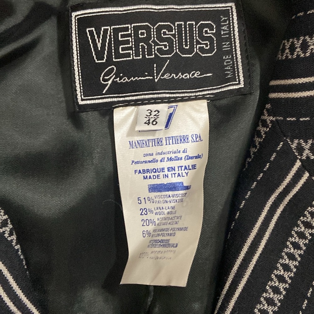 Beautiful, vesace blazer, no lowballs - Picture 5 of 12